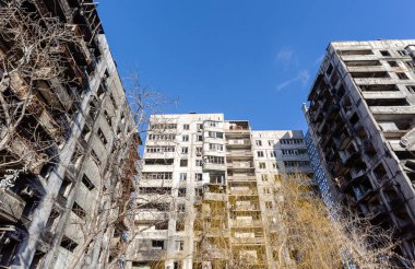 Ukrayna 'daki savaş sırasında şehirdeki evleri yakıp yıktılar.