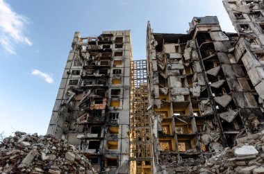 Ukrayna 'daki savaş sırasında şehirdeki evleri yakıp yıktılar.