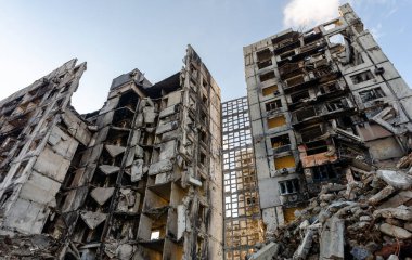 Ukrayna 'daki savaş sırasında şehirdeki evleri yakıp yıktılar.