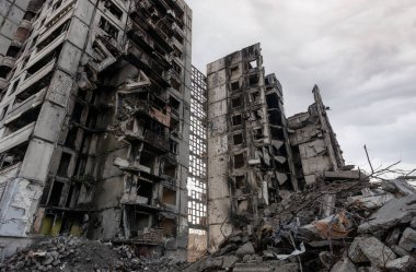 Ukrayna 'daki savaş sırasında şehirdeki evleri yakıp yıktılar.