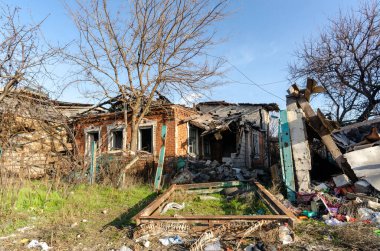 Ukrayna 'daki savaş sırasında şehirdeki evleri yakıp yıktılar.