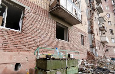 Ukrayna 'daki savaş sırasında şehirdeki evleri yakıp yıktılar.