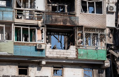 Ukrayna 'daki savaş sırasında şehirdeki evleri yakıp yıktılar.