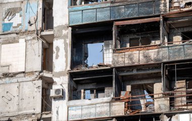 Ukrayna 'daki savaş sırasında şehirdeki evleri yakıp yıktılar.