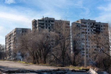 Ukrayna 'daki savaş sırasında şehirdeki evleri yakıp yıktılar.