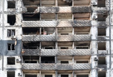 Ukrayna 'daki savaş sırasında şehirdeki evleri yakıp yıktılar.