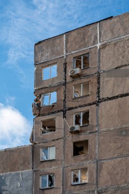 Ukrayna 'daki savaş sırasında şehirdeki evleri yakıp yıktılar.