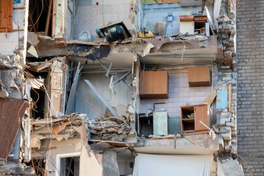 Ukrayna 'daki savaş sırasında şehirdeki evleri yakıp yıktılar.