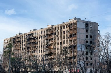 Ukrayna 'daki savaş sırasında şehirdeki evleri yakıp yıktılar.