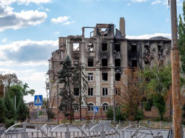 Ukrayna 'daki savaş sırasında şehirdeki evleri yakıp yıktılar.