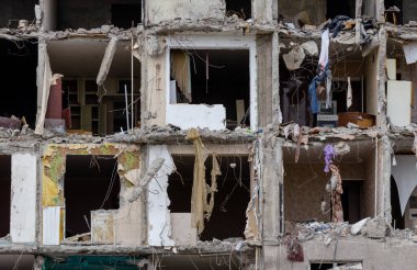 Ukrayna 'daki savaş sırasında şehirdeki evleri yakıp yıktılar.