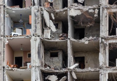 Ukrayna 'daki savaş sırasında şehirdeki evleri yakıp yıktılar.