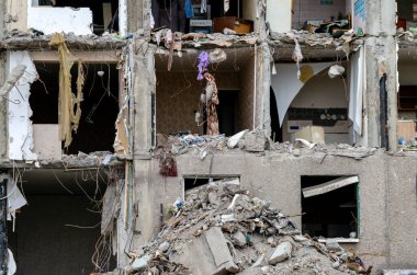 Ukrayna 'daki savaş sırasında şehirdeki evleri yakıp yıktılar.