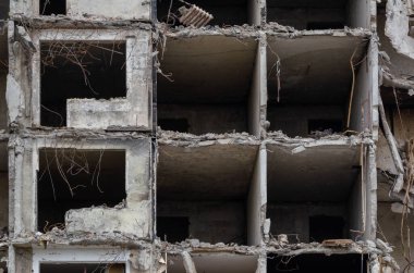 Ukrayna 'daki savaş sırasında şehirdeki evleri yakıp yıktılar.