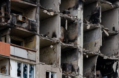 Ukrayna 'daki savaş sırasında şehirdeki evleri yakıp yıktılar.