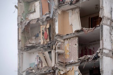 Ukrayna 'daki savaş sırasında şehirdeki evleri yakıp yıktılar.