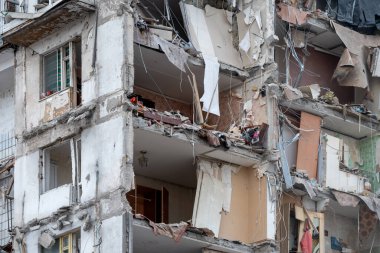 Ukrayna 'daki savaş sırasında şehirdeki evleri yakıp yıktılar.