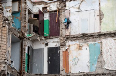 Ukrayna 'daki savaş sırasında şehirdeki evleri yakıp yıktılar.