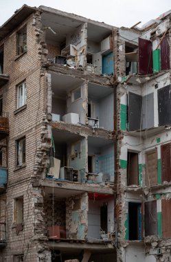 Ukrayna 'daki savaş sırasında şehirdeki evleri yakıp yıktılar.