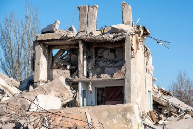 Ukrayna 'daki savaş sırasında şehirdeki evleri yakıp yıktılar.