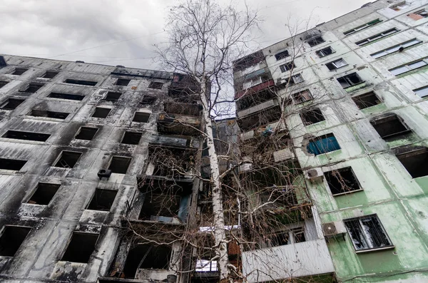 Ukrayna 'daki savaş sırasında şehirdeki evleri yakıp yıktılar.