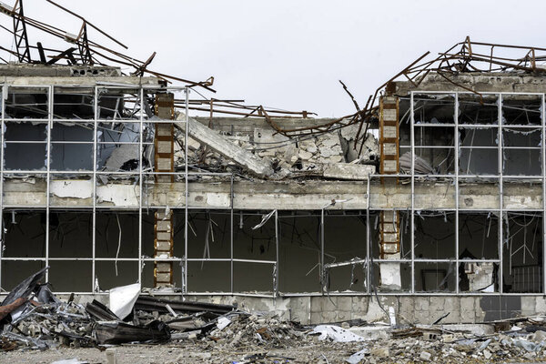 разрушенные здания цеха завода "Азовсталь" в Мариупольской войне с Россией