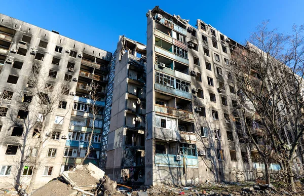 Ukrayna 'daki savaş sırasında şehirdeki evleri yakıp yıktılar.