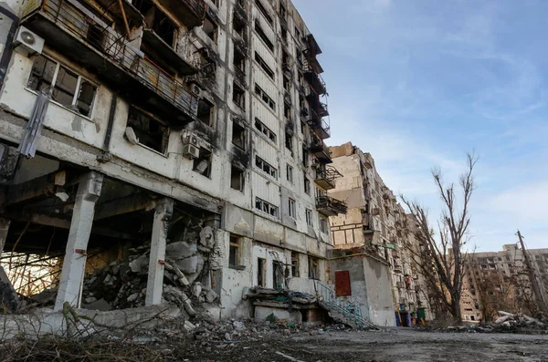 Ukrayna 'daki savaş sırasında şehirdeki evleri yakıp yıktılar.