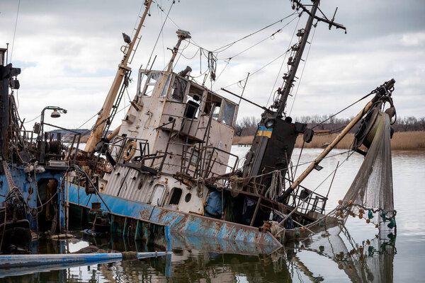 Старый корабль без людей сел на мель на Украине во время войны с Россией