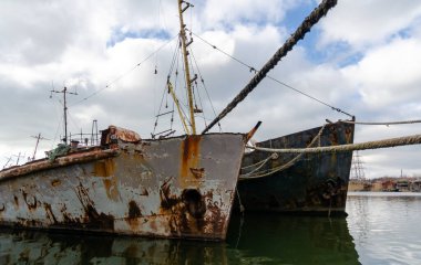 old ship without people ran aground in Ukraine during the war with Russia