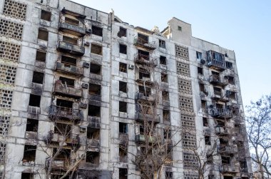 Ukrayna 'daki savaş sırasında şehirdeki evleri yakıp yıktılar.