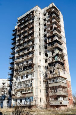 Ukrayna 'daki savaş sırasında şehirdeki evleri yakıp yıktılar.