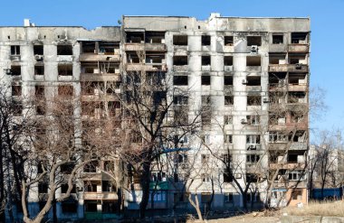 Ukrayna 'daki savaş sırasında şehirdeki evleri yakıp yıktılar.