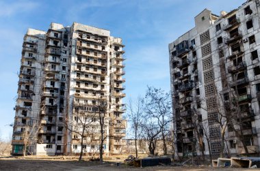 Ukrayna 'daki savaş sırasında şehirdeki evleri yakıp yıktılar.