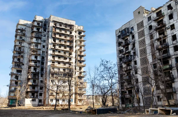 Ukrayna 'daki savaş sırasında şehirdeki evleri yakıp yıktılar.