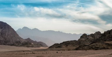 Sharm El Sheikh Mısır çölünde dağlar