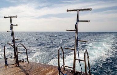 tekneler Kızıldeniz Mısır mavi su karşı kaldırdı merdivenler ile besleme