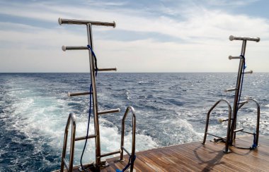 tekneler Kızıldeniz Mısır mavi su karşı kaldırdı merdivenler ile besleme