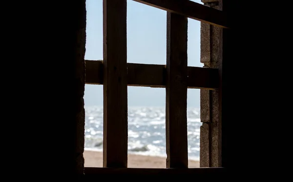 旧木制窗户景观下的海景 — 图库照片