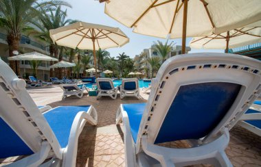 Hurghada 'da insanlar olmadan palmiye ağaçlarının altında boş plaj salonları