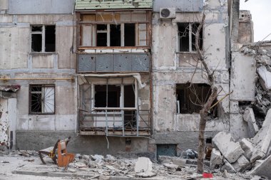 Ukrayna 'daki savaş sırasında şehirdeki evleri yakıp yıktılar.