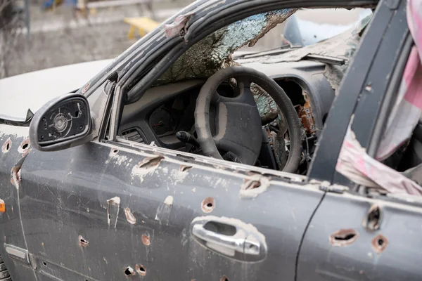 ロシアとの戦争中にウクライナの都市で損傷し略奪された車 — ストック写真