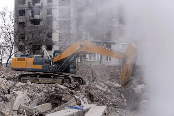 Equipamento Construção Destrói Casas Afetadas Guerra Ucrânia Com Rússia — Fotografia de Stock