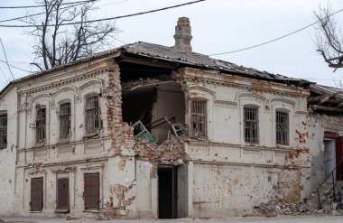 Ukrayna 'daki savaş sırasında şehirdeki evleri yakıp yıktılar.