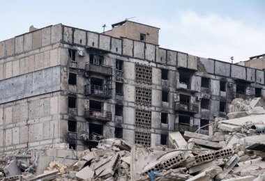 Ukrayna 'daki savaş sırasında şehirdeki evleri yakıp yıktılar.