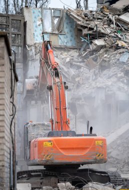 İnşaat ekipmanları Rusya ile Ukrayna 'da yaşanan savaştan etkilenen evleri yok etti