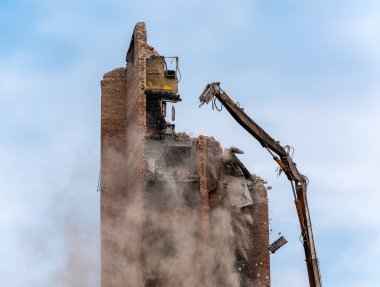 İnşaat ekipmanları Rusya ile Ukrayna 'da yaşanan savaştan etkilenen evleri yok etti