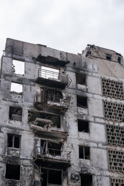 Ukrayna 'daki savaş sırasında şehirdeki evleri yakıp yıktılar.