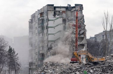 İnşaat ekipmanları Rusya ile Ukrayna 'da yaşanan savaştan etkilenen evleri yok etti