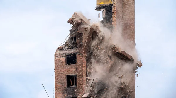 乌克兰与俄罗斯的住宅建筑战争中一枚作战军用导弹的命中和爆炸 — 图库照片